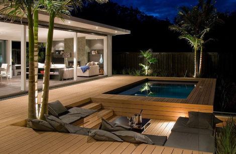 piscina com deck em madeira clara