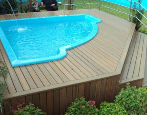 piscina com deck em madeira pequena