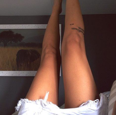 tatuagens de frases na perna direita