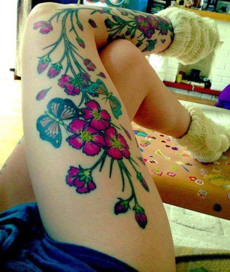 flores com borboleta tattoo na perna