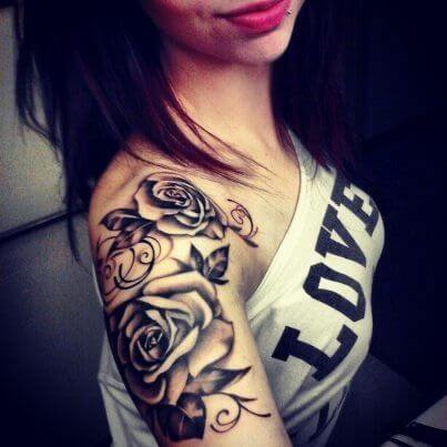 rosas tatuada no braco feminina