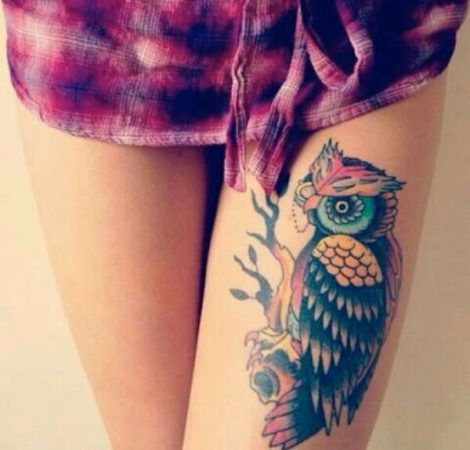 tatuagem coruja na perna feminina