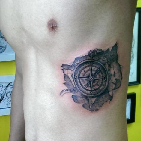 tatuagem de bússola na costela 1