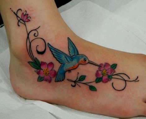 tatuagem de beija flor no pé