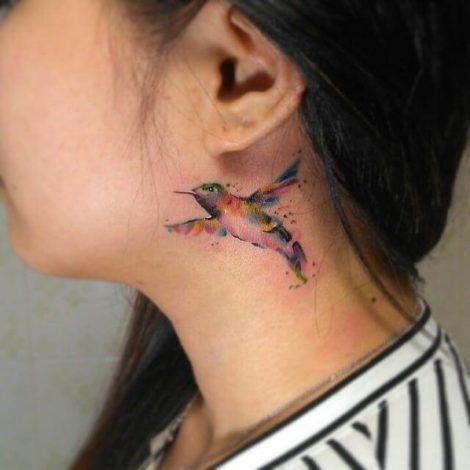 tatuagem de beija flor no pescoco 1