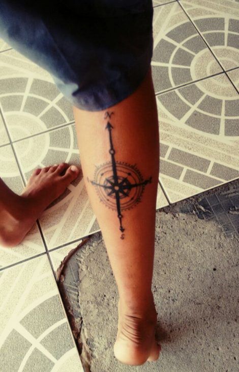 tatuagem de bussola na perna 4