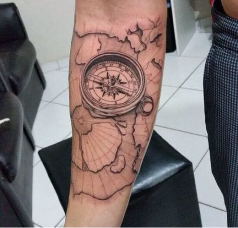 tatuagem de bussola no braco 1