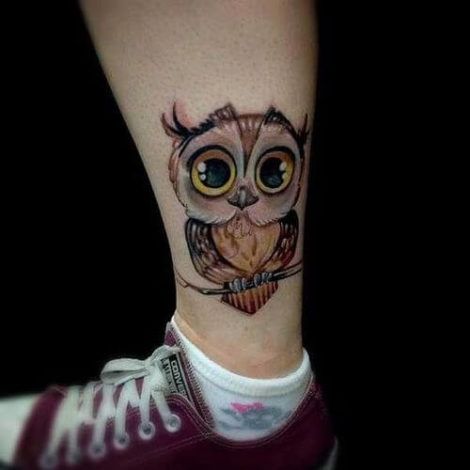 tatuagem de coruja feminina na perna