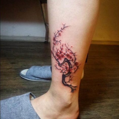 tatuagem de flores com galhos na perna 1