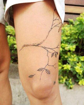 tatuagem de flores com galhos na perna 2