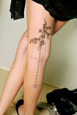 tatuagem de flores com galhos na perna 3