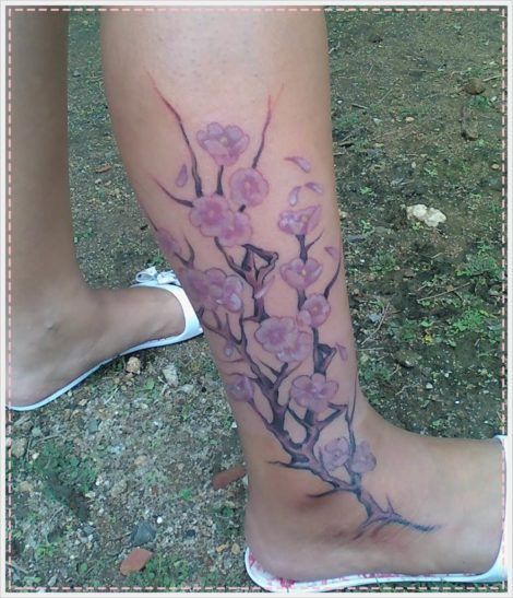tatuagem de flores com galhos na perna 4