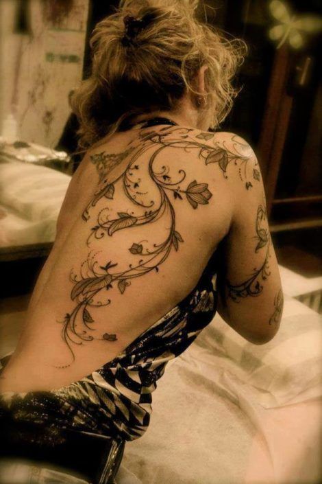 tatuagem de flores com galhos nas costas 1