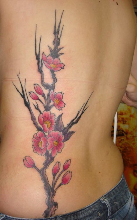 tatuagem de flores com galhos nas costas 2