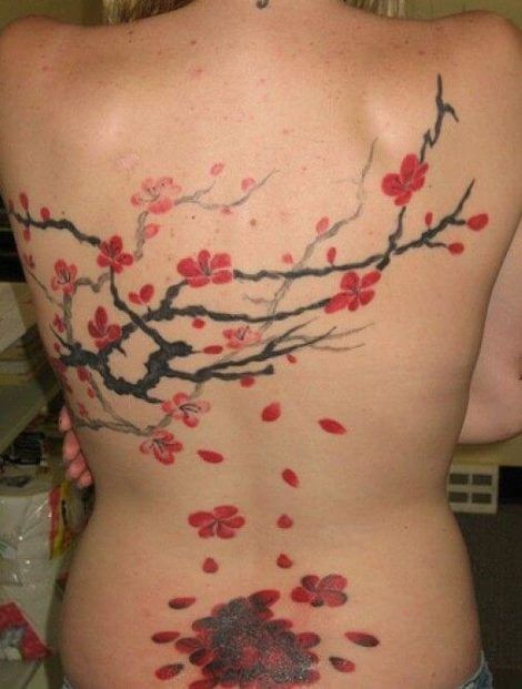 tatuagem de flores com galhos nas costas 3