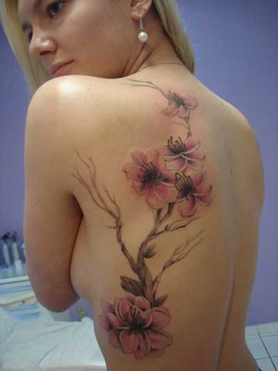 tatuagem de flores com galhos nas costas 4