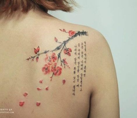 tatuagem de flores com galhos no ombro 2