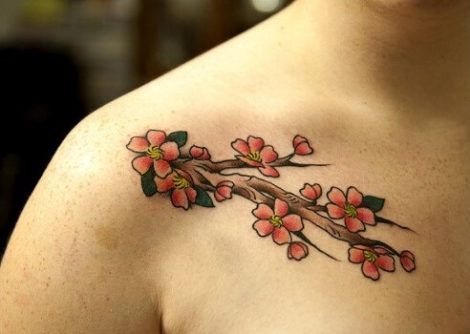 tatuagem de flores com galhos no ombro 3