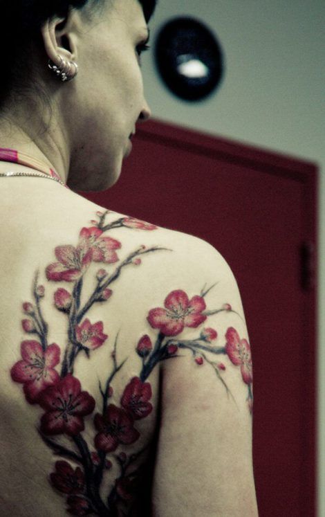 tatuagem de flores com galhos no ombro 4