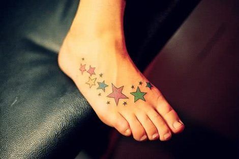 tatuagem estrela no pe colorida