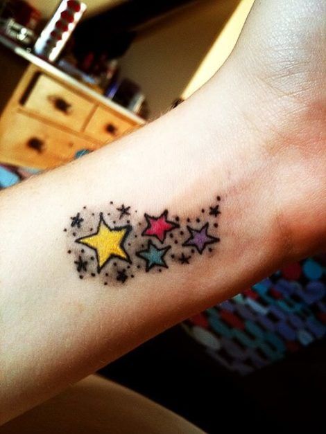 tatuagem estrelas no pulso