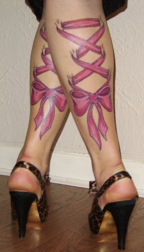 tatuagem feminina de laço na perna