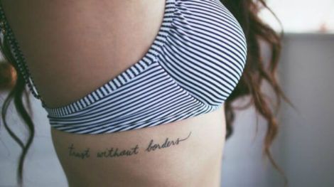 tatuagem feminina na costela frases