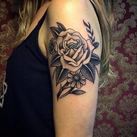 tatuagem feminina no braço rosas