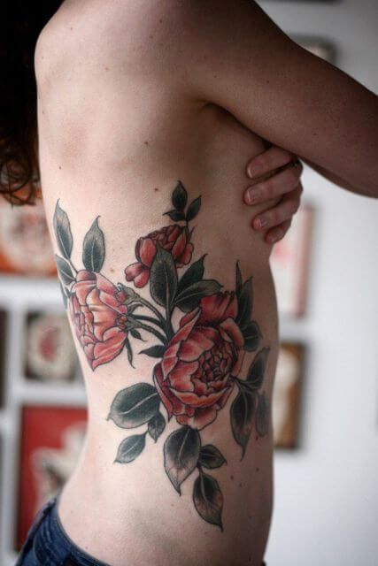 tatuagem rosas na costela